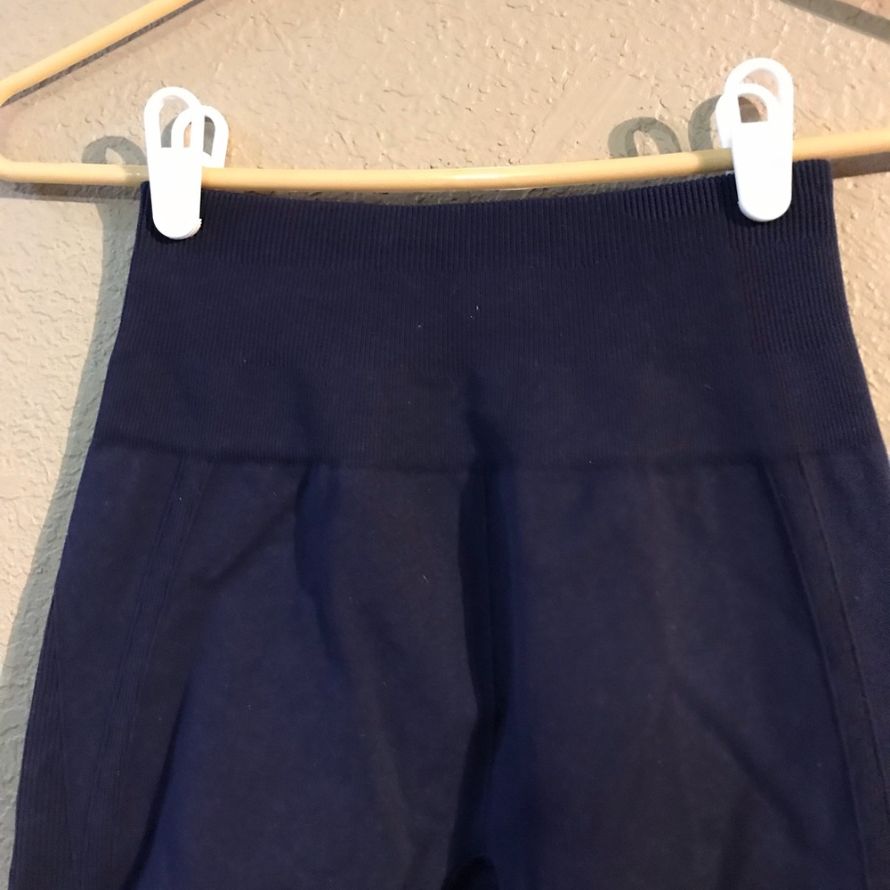 Size 2 lululemon athletica Compression Leggings - Picture 3 of 5